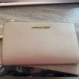 Micheal Kors wristlet wallet excellent condition